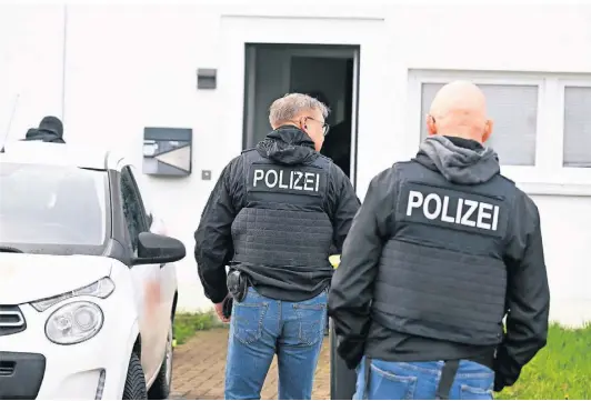  ?? FOTO: ROBERTO PFEIL/DPA ?? Polizisten haben am 17. und 18. April unter anderem auch in Solingen Behörden, Geschäftsr­äume und Wohnungen im Rahmen einer Razzia gegen Schleuserk­riminalitä­t durchsucht.