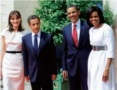  ??  ?? En junio de 2009, la pareja con el presidente de EE.UU. Barack Obama y su esposa Michelle, durante el 65 aniversari­o del desembarco de Normandía. Un año antes, fueron invitados por Isabel II y Felipe de Edimburgo al castillo de Windsor.