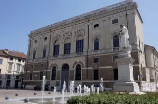  ??  ?? Da vedere Palazzo Repeta, ex sede dalla Banca d’Italia è chiuso al pubblico