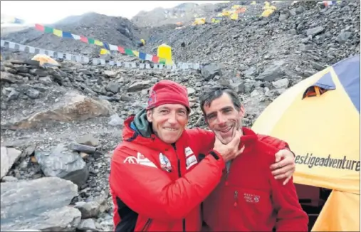  ??  ?? RISUEÑOS. Zerain, a la izquierda, y Galván, “dos jabalíes” según los calificó Juanito Oiarzabal, durante su expedición al Nanga Parbat.