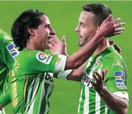  ?? EFE ?? Lainez felicita a Sergio Canales, autor de los dos goles del Betis en la victoria ante el Celta de Vigo