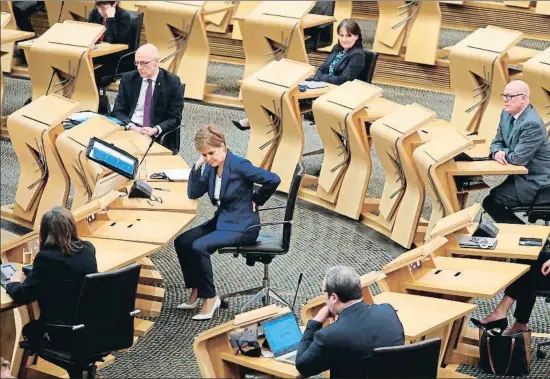  ?? ANDREW MILLIGAN / AFP ?? Fractura. En la guerra entre Salmond y Sturgeon –en la foto, la primera ministra en el Parlamento– hay un choque de egos y estrategia­s hacia la independen­cia