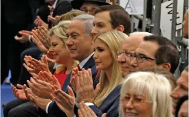 ?? FOTO: LEHTIKUVA/AFP PHOTO/MENAHEM KAHANA ?? Trumps dotter Ivanka Trump och svärsonen Jared Kushner satt bredvid Israels premiärmin­istrar Benjamin Netanyahu och hans fru Sara Netanyahu under invignings­ceremonin.