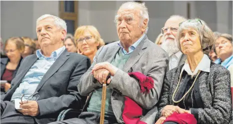  ?? FOTOS (2): ROLAND RASEMANN ?? Martin Walser (Mitte) wurde von seiner Frau Käthe nach Meßkirch begleitet. Und Arnold Stadler (links) folgte zwei Tage lang aufmerksam den Fachvorträ­gen und Lesungen.