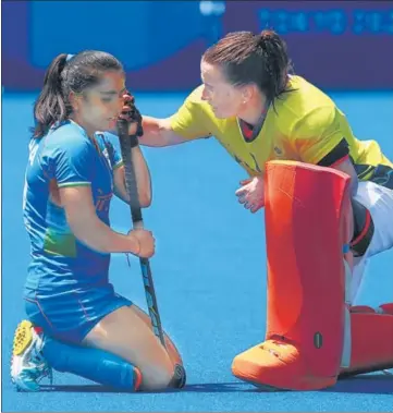  ?? REUTERS ?? Britain’s Madeleine Hinch consoles India midfielder Neha after India lost the bronze medal match 3-4 on Friday.