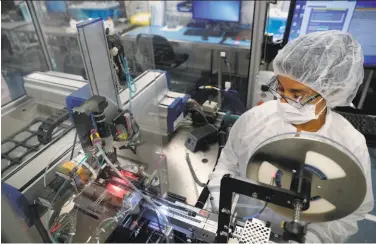  ?? Carlos Avila Gonzalez / The Chronicle 2017 ?? A Proteus Digital Health technician keeps tabs on a machine that is packaging ingestible sensors.