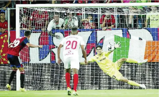  ?? EFE ?? Aimar transformó por el centro el penalti que decantó para Osasuna el primer partido de la Liga 22/23