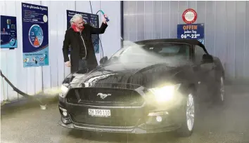  ?? DIETER LIECHTI ?? Auch Muscle Cars wie der Ford Mustang wollen im Frühling so richtig durchgeput­zt werden.