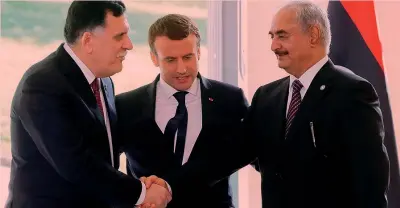  ??  ?? La stretta di mano tra Fayez al Serraj e Khalifa Haftar davanti agli occhi di Emmanuel Macron. Sotto, il premier Paolo Gentiloni