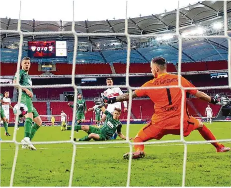  ?? Foto: Tom Weller/dpa ?? Stuttgarts Philipp Förster (2.v.r) macht das frühe Tor zum 1:0 gegen Augsburgs Torwart Rafal Gikiewicz, der bei dem Schuss machtlos ist. Am Schluss gewinnt der VFB mit 2:1 gegen das neue Team von Trainer Weinzierl.