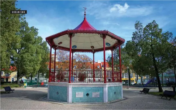  ??  ?? O jardim da Cova da Piedade, erguido no local da batalha liberal de 23 de julho de 1833, é ainda hoje ponto de encontro da população. Por trás do jardim,                                    que foi casa da família de Manuel                         ...