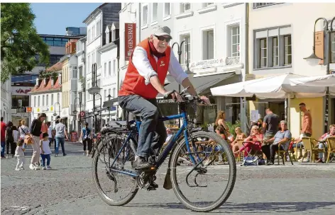  ?? FOTO: IRIS MAURER ?? Die Ziele des leidenscha­ftlichen Radfahrers Elmar Anders liegen weit weg vom St. Johanner Markt. Vor allem Frankreich hat es ihm angetan.