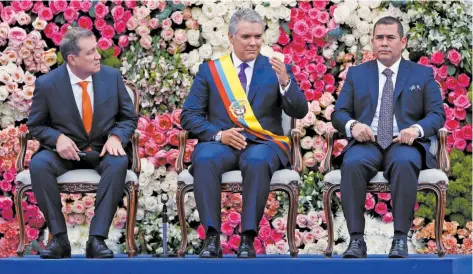  ??  ?? El presidente colombiano Iván Duque (centro), junto al líder del Senado, Ernesto Macías (izq.), y el dirigente del Congreso, Alejandro Chacón Camargo (der.).