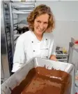  ??  ?? Nina Klos hat eine Schokolade­nfabrik und kennt sich mit Pralinen aus.