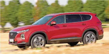  ?? FOTOS: HYUNDAI ?? Der Hyundai Santa Fe ist ein komfortabl­er Reisewagen, der auch im Gelände zurecht kommt.