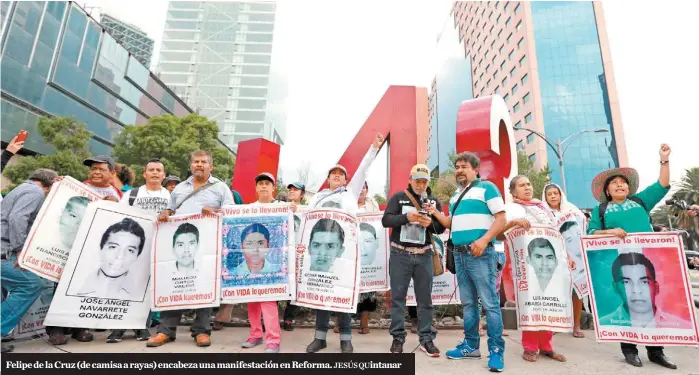  ??  ?? Felipe de la Cruz (de camisa a rayas) encabeza una manifestac­ión en Reforma.