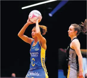  ?? PICTURE: Stephen Gaunt for Vitality Netball Superleagu­e ?? Serena Guthrie with possession during Team Bath’s win over Wasps