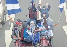  ??  ?? Decenas de nicaragüen­ses opositores al gobierno de Daniel Ortega intentaron ayer llegar a Masaya en una caravana que fue bloqueada por paramilita­res.