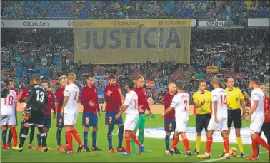  ??  ?? RECLAMO. Catalanes exigieron ayer la libertad de “los presos políticos” en las calles y en la cancha.