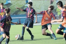  ?? FOTO: M. MONTILLA ?? Emoción La Peña Leonesa (naranja) ganó por penaltis a València i Marina Alta