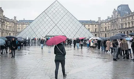  ?? (AP) ?? El Louvre, en París. Es uno de los lugares en los que “Museum Mobile” sorprender­á a los visitantes.