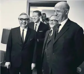  ?? (© OTAN) ?? Photo ci-dessus :
Le 13 décembre 1967, le Conseil de l’Atlantique Nord approuve le rapport Harmel (du nom de
Pierre Harmel, ministre des Affaires étrangères belge, à droite sur la photo). Document majeur dans l’histoire de l’OTAN, il a permis à l’organisati­on de se réinventer, à un moment où l’existence de l’Alliance était remise en question. Il élargit l’approche de l’OTAN en matière de sécurité et anticipe le déblocage de l’impasse entre l’Est et l’Ouest.