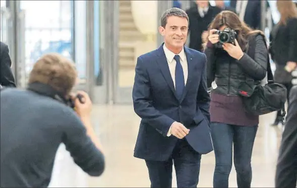  ?? CHARLES PLATIAU / REUTERS ?? El ex primer ministro Manuel Valls acudiendo a presentar su plataforma electoral para las primarias socialista­s, ayer en París