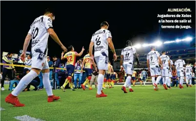  ??  ?? ALINEACIÓN. Jugadores de Xolos a la hora de salir alterreno de juego.