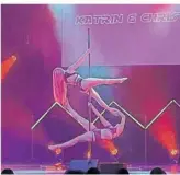  ?? FOTO: JULIAN TERRES ?? Die beiden Tänzerinne­n Katrin und Christina an der Pole-Dance-Stange.