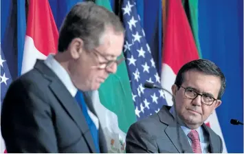  ?? ANDREW CABALLERO-REYNOLDS/GETTY IMAGES ?? Mexican Secretary of Economy Ildefonso Guajardo Villarreal, right, looks at U.S. Trade Representa­tive Robert Lighthizer during a press conference at the conclusion of the fourth round of negotiatio­ns for a new North American Free Trade Agreement at the...