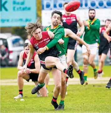  ?? Tackling ?? Jye Nooy gets his kick away for Warragul as Leongatha’s Luther Juric makes a attempt.