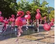  ?? Foto: Miriam Zissler ?? 50 Flamingo Luftballon­s schwebten am Manzu Brunnen.