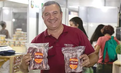  ??  ?? Presidente da cooperativ­a de alimentos de Pintadas, Valcyr Almeida mostra produtos de marca 100% baiana