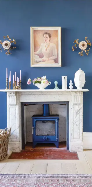  ??  ?? OBEN Über dem Kamin in der Fernseheck­e abseits der Küche hängt das Porträt von Lovisas Großmutter. OBEN RECHTS
Tiefes Blau und gemusterte Fliesen empfangen jeden Besucher.