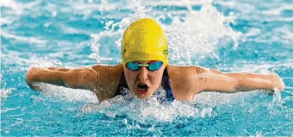  ?? Fotos: Markus Marb, Stefanie Brand ?? Lena Schweiger aus Rehling in ihrem Element: Die Elfjährige ist leidenscha­ftliche Schwimmeri­n und hat große Ziele.