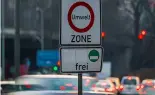  ?? ?? Cars pass by a sign reading 'environmen­t zone' and allowing entrance just for cars with low emissions in Germany.