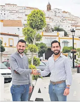 ?? ?? Los dos hermanos se la dan la mano en el Paseo de la Playa de Alcalá.