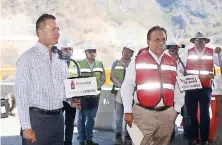  ??  ?? El gobernador de Sinaloa, Quirino Ordaz Coppel (izquierda), manifestó que en las semanas en que estuvo cerrado el tramo carretero, bajó la afluencia turística.