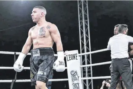  ?? //DIEGO VALENZUELA-TEAM SOLÉ PROMOTIONS ?? Ismael Flores ha irrumpido con fuerza en el mundo del boxeo profesiona­l y tiene condicione­s sobradas para llegar lejos