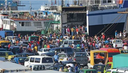  ?? Photo: Ronald Kumar ?? E sa dau kilai tiko na oso ni wavu ena Port Mua-i-Walu e Walu Bay, Suva, ni da sa yacova mai na draki ni Siganisucu kei na tawse ni yabaki.