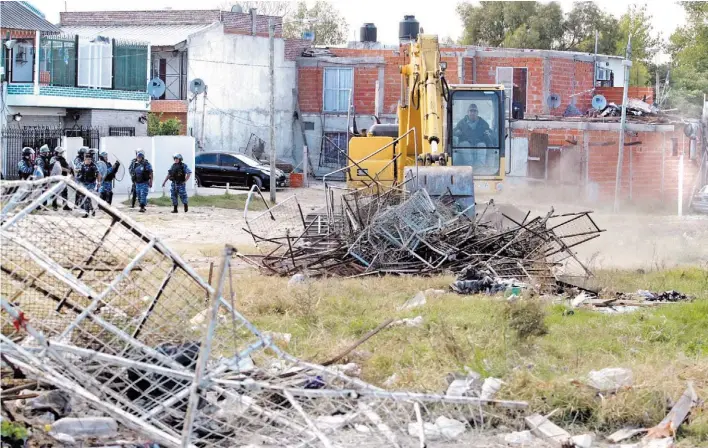  ?? DYN ?? La Infantería y las topadoras. Los puestos ocupaban unas 20 cuadras. Del operativo participar­on unos 600 agentes. No hubo detenidos y tampoco se secuestró mercadería.