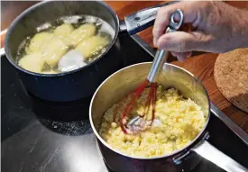  ??  ?? Smör, ägg, pepparrots­pasta och citronsaft blir en härlig fisksås.