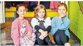  ?? FOTO: M. VAN OFFERN ?? Nika (l.), 8, kommt wie Vlada (r.), auch 8, aus Nowoasowsk ganz im Südosten der Ukraine. Karolina, auch 8, stammt aus Charkiw.