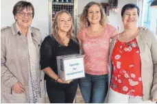  ?? FOTO: HOSPIZBEWE­GUNG ST. JOSEF FRIEDRICHS­HAFEN ?? Anita Wilhelm, Schatzmeis­terin Hospizbewe­gung (links) und Alexandra Geromiller, Hospizleit­ung (rechts) mit Organisato­rinnen Nicole Rieder und Sam Dilnot.