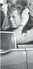  ?? Archivfoto: dpa ?? John F. Kennedy 1963 im offenen Wagen in Dallas. Kurz darauf fielen die tödli chen Schüsse.