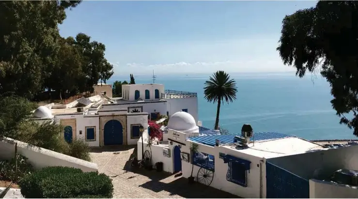  ??  ?? Warna bangunan putih biru di Sidi Bou Said tepati tema pantulan air laut biru.