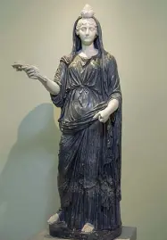  ??  ?? Originale La statue di Iside-Fortuna, un tempo sul Palatino, prestata dall’Archeologi­co di Napoli (Collezione Farnese)