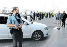  ?? Foto: iDNES.cz ?? Napětí na letišti Situaci na letišti, kterou vygradoval­i naštvaní taxikáři, museli mírnit policisté. Video viz praha.idnes.cz