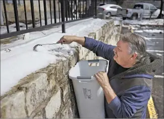  ?? Joe Raedle Getty Images ?? LAST WEEK in Austin, Texas, residents had to melt snow to f lush their toilets. Angelenos won’t even have snow to melt in the event of a San Andreas earthquake that cuts off our water supply.