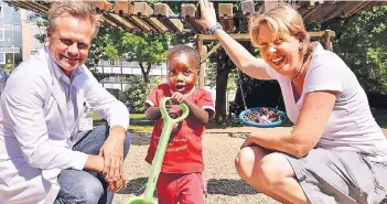  ?? FOTO: LUKASKRANK­ENHAUS ?? Der drei Jahre alte Ebrima wurde im Lukaskrank­enhaus behandelt. Auf dem Spielplatz vor der Kinderklin­ik – hier mit Chefarzt Guido Engelmann und Oberärztin Anke Esser – gab’s auch etwas Bewegung an der frischen Luft.